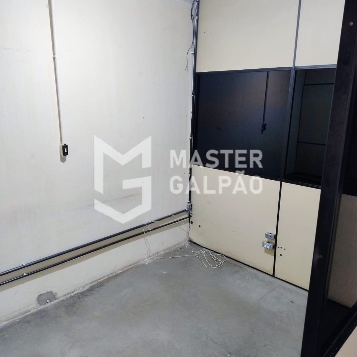 Galpão de 2.200m² + Pátio de 2.800m²