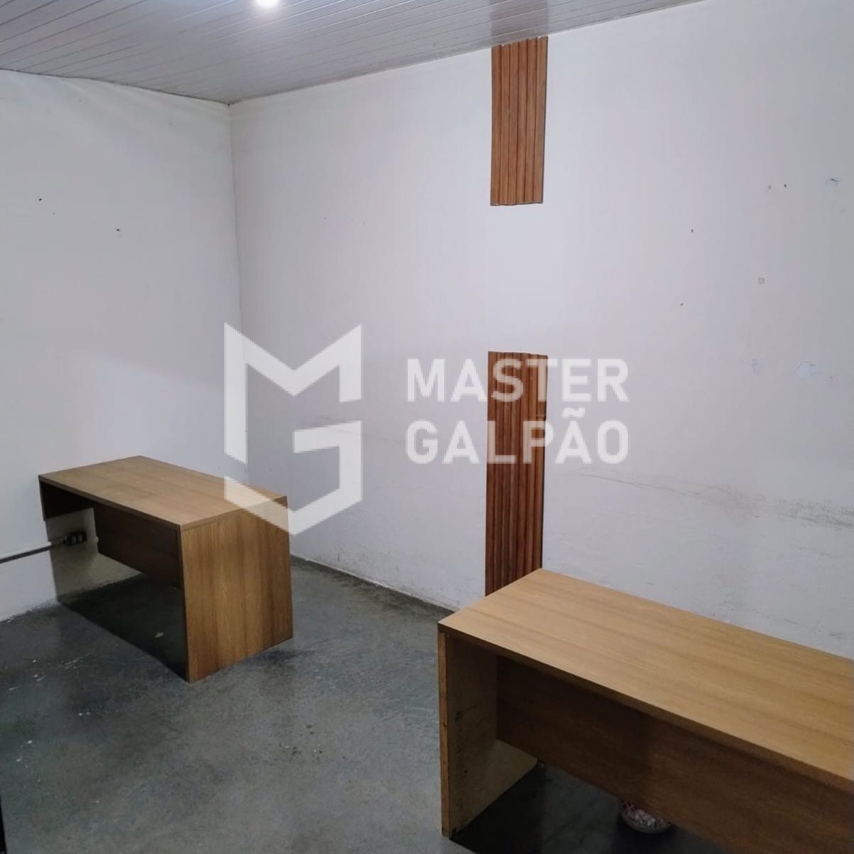 Galpão de 2.200m² + Pátio de 2.800m²