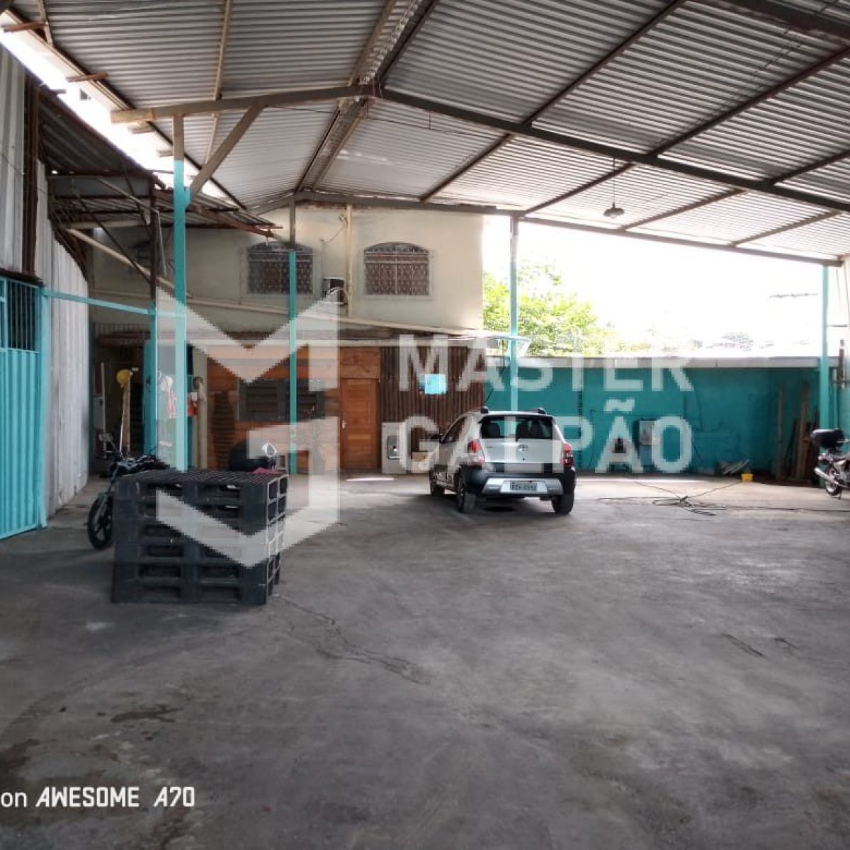 Galpão de 1.340m² com Lojas para Alugar