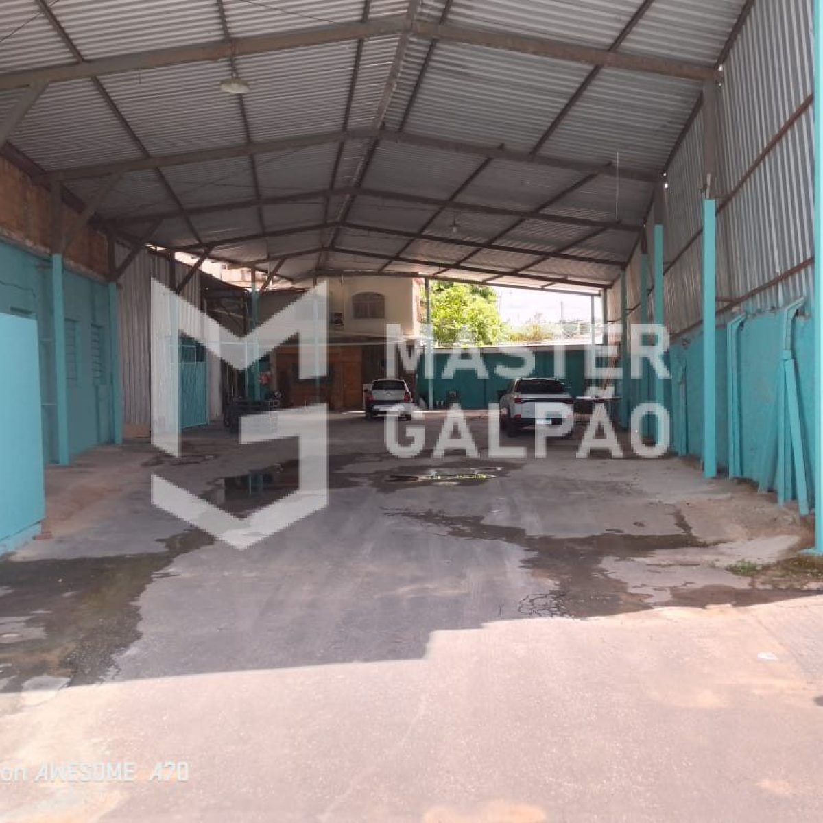 Galpão de 1.340m² com Lojas para Alugar