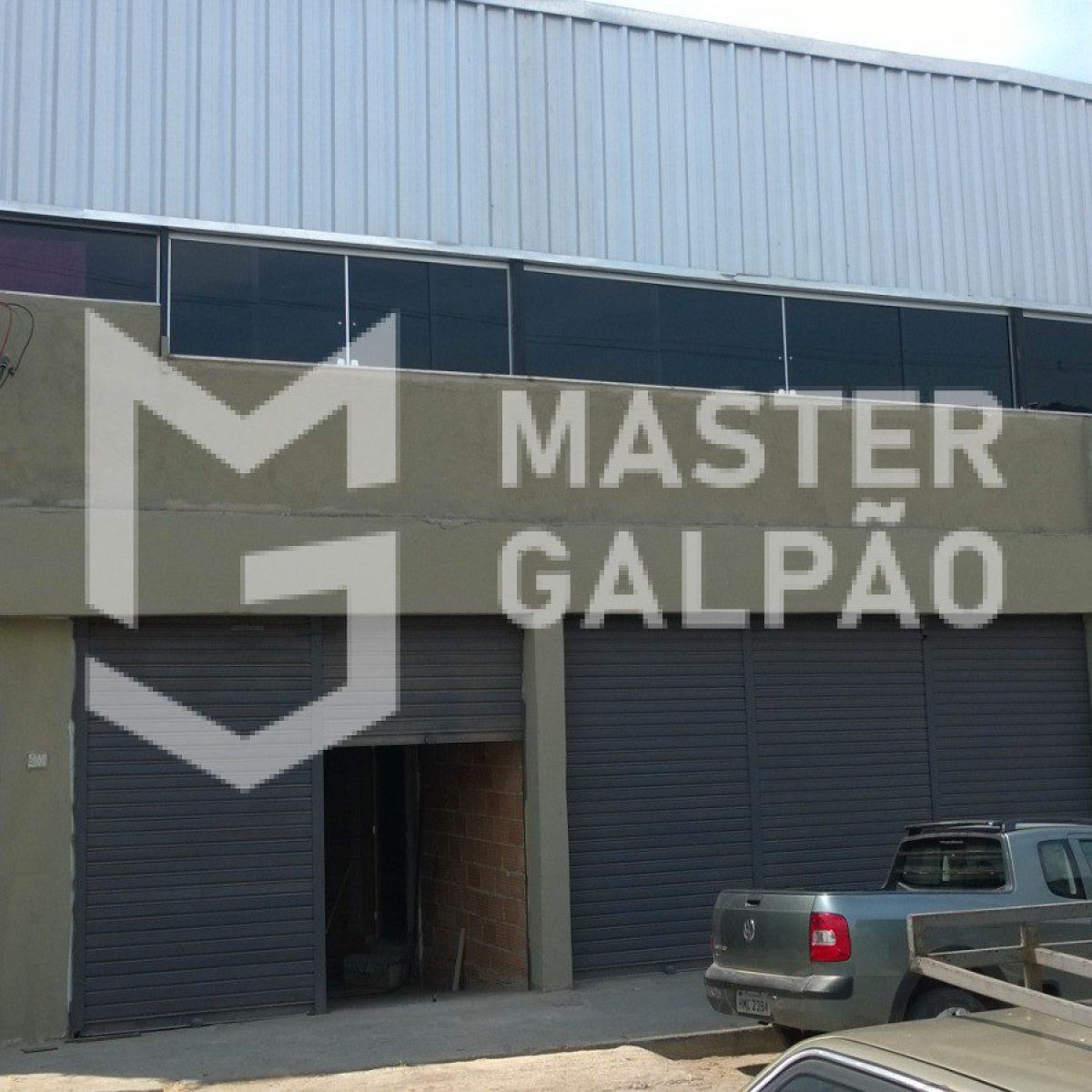 Galpão de 1.340m² com Lojas para Alugar