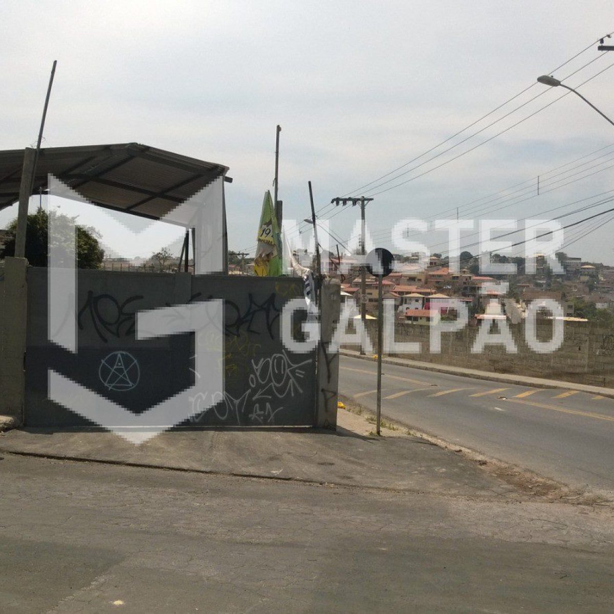 Galpão de 1.340m² com Lojas para Alugar