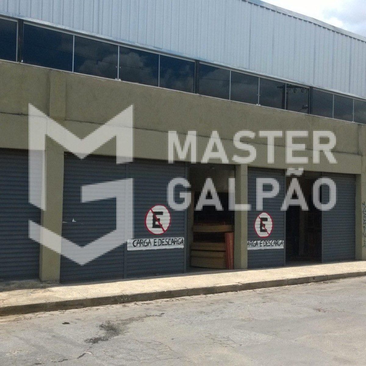 Galpão de 1.340m² com Lojas para Alugar