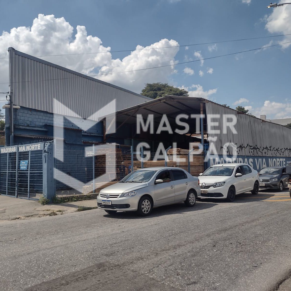 Galpão de 1.340m² com Lojas para Alugar