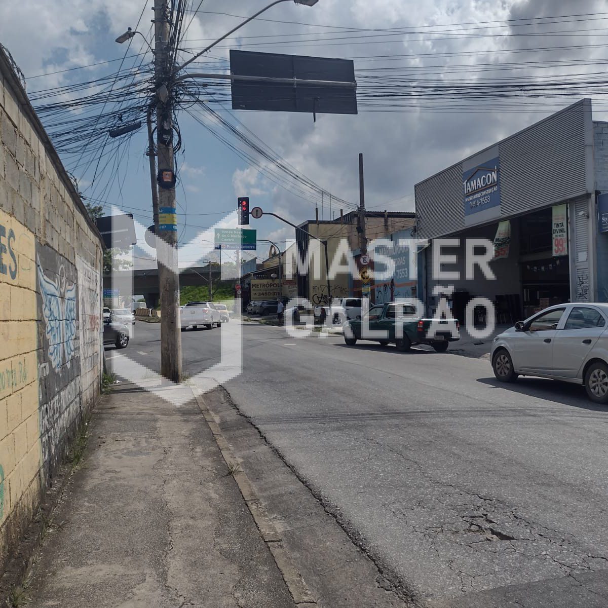 Galpão de 1.340m² com Lojas para Alugar