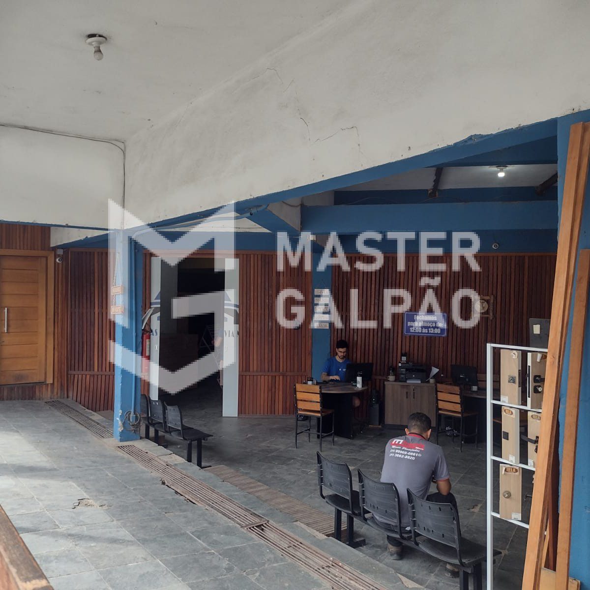 Galpão de 1.340m² com Lojas para Alugar