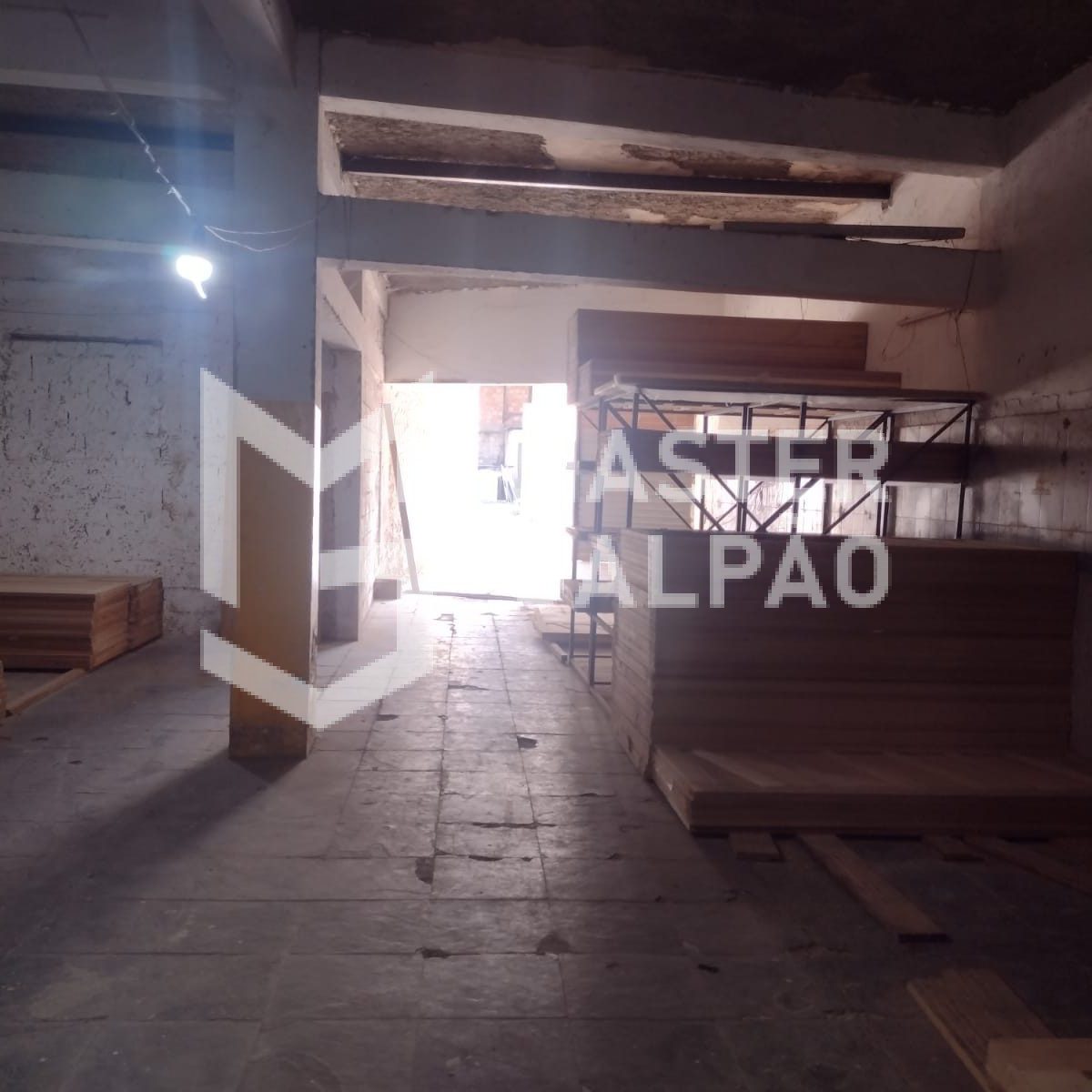 Galpão de 1.340m² com Lojas para Alugar