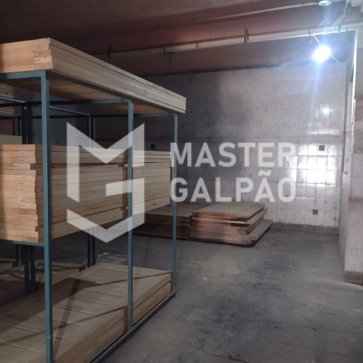 Galpão de 1.340m² com Lojas para Alugar