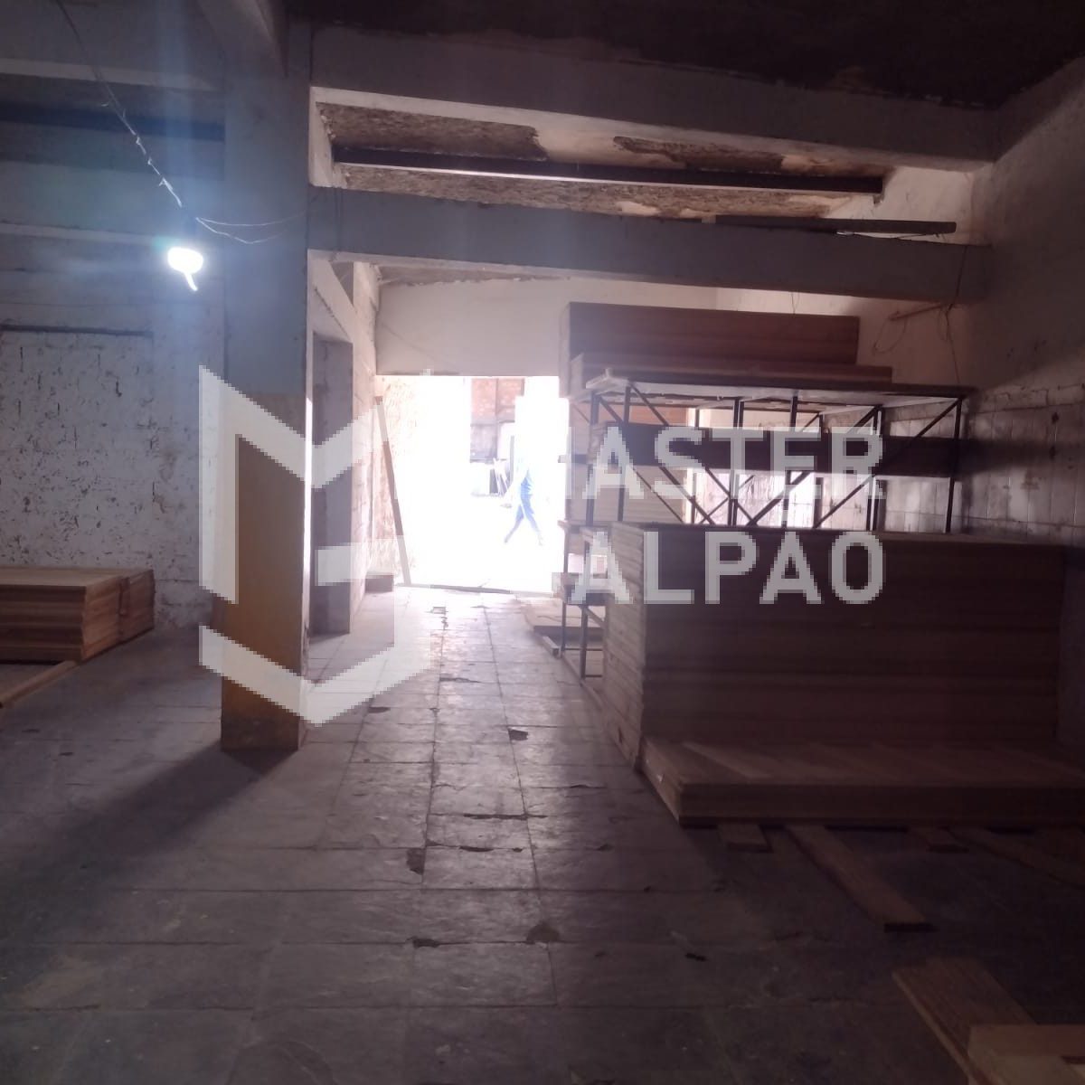 Galpão de 1.340m² com Lojas para Alugar