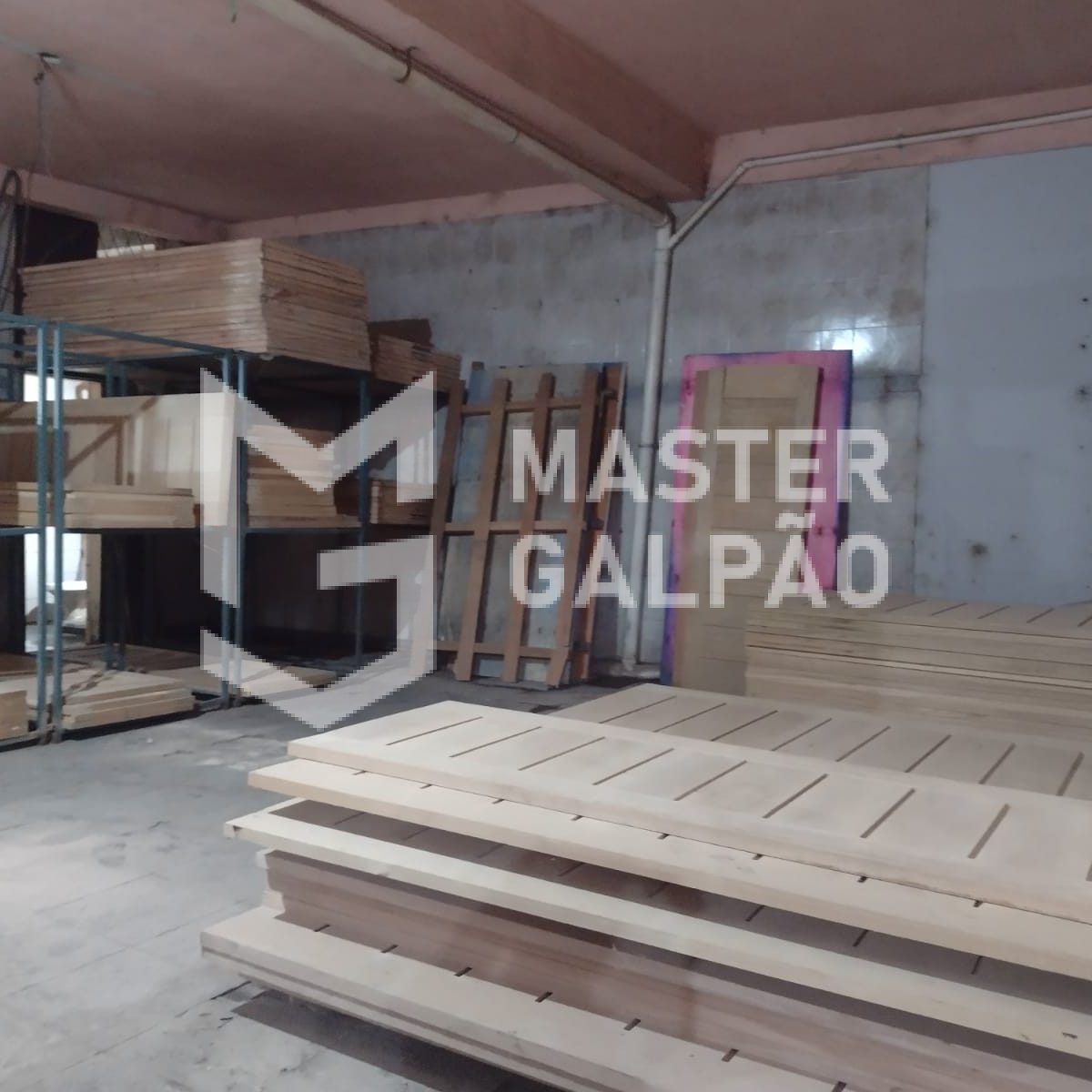 Galpão de 1.340m² com Lojas para Alugar