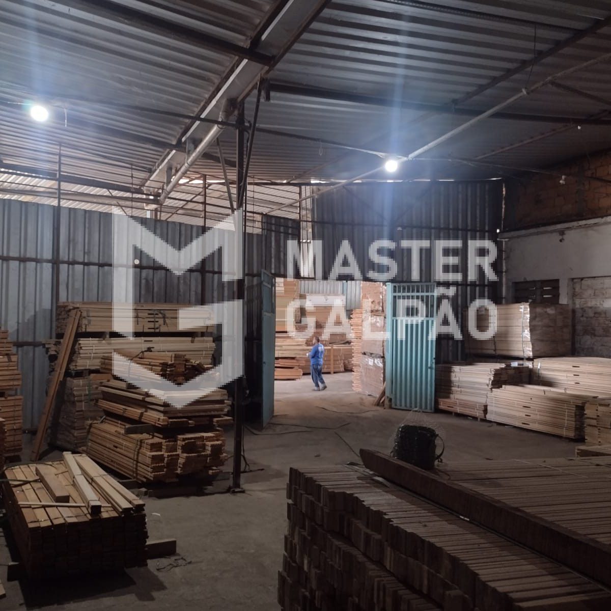 Galpão de 1.340m² com Lojas para Alugar