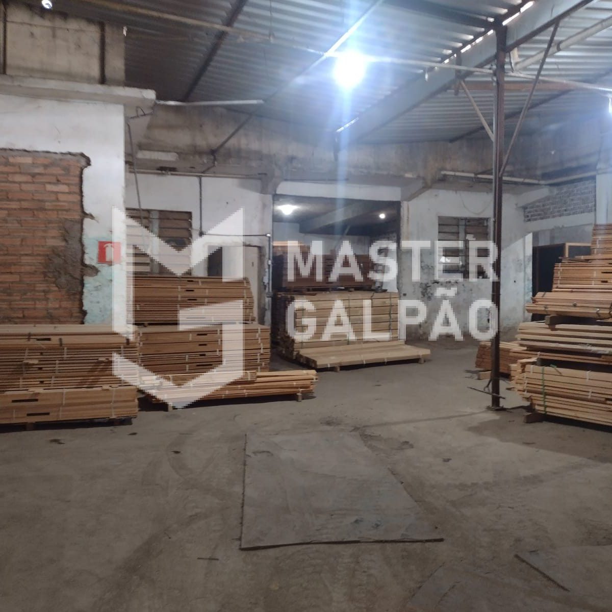 Galpão de 1.340m² com Lojas para Alugar
