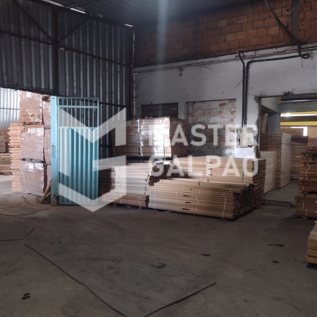 Galpão de 1.340m² com Lojas para Alugar