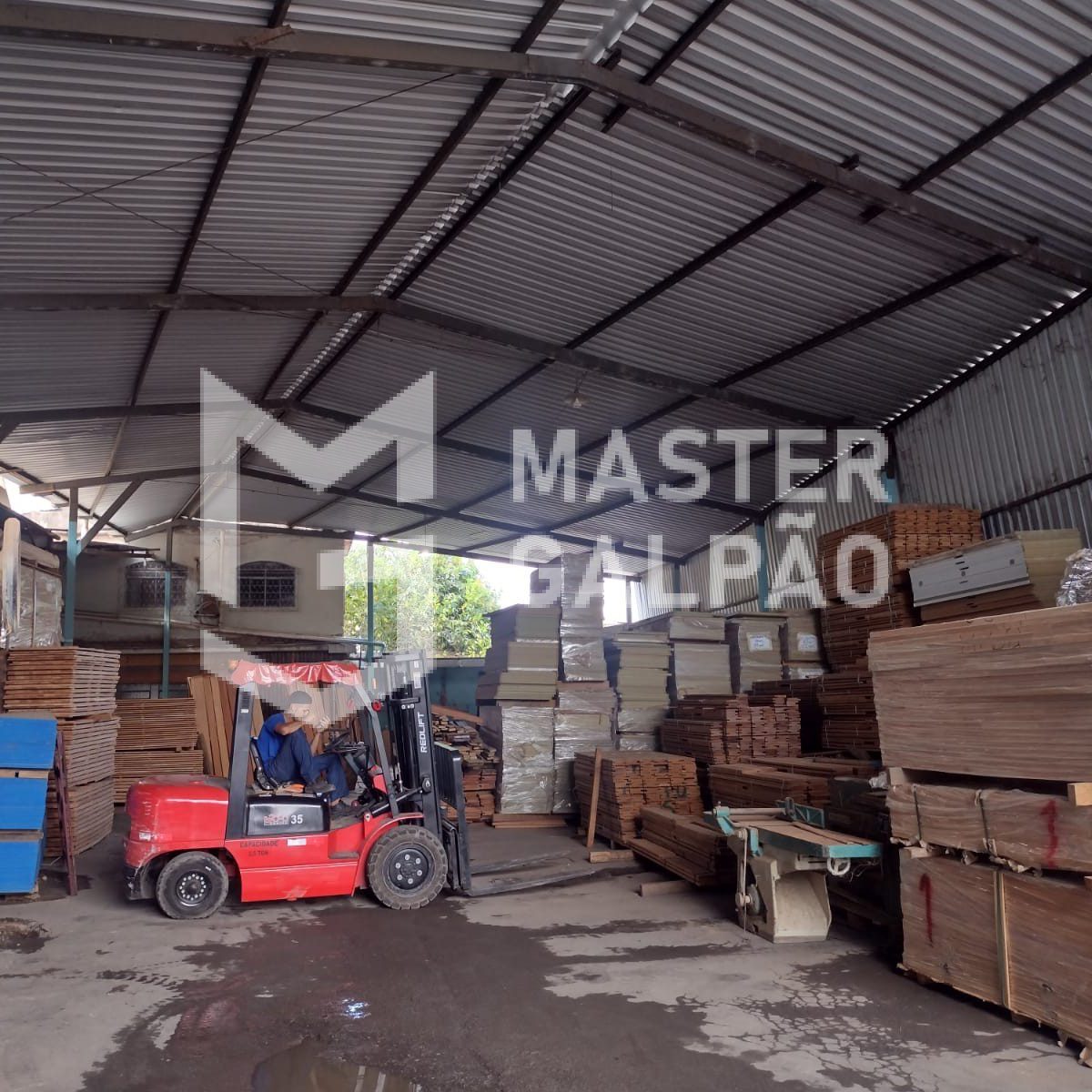 Galpão de 1.340m² com Lojas para Alugar