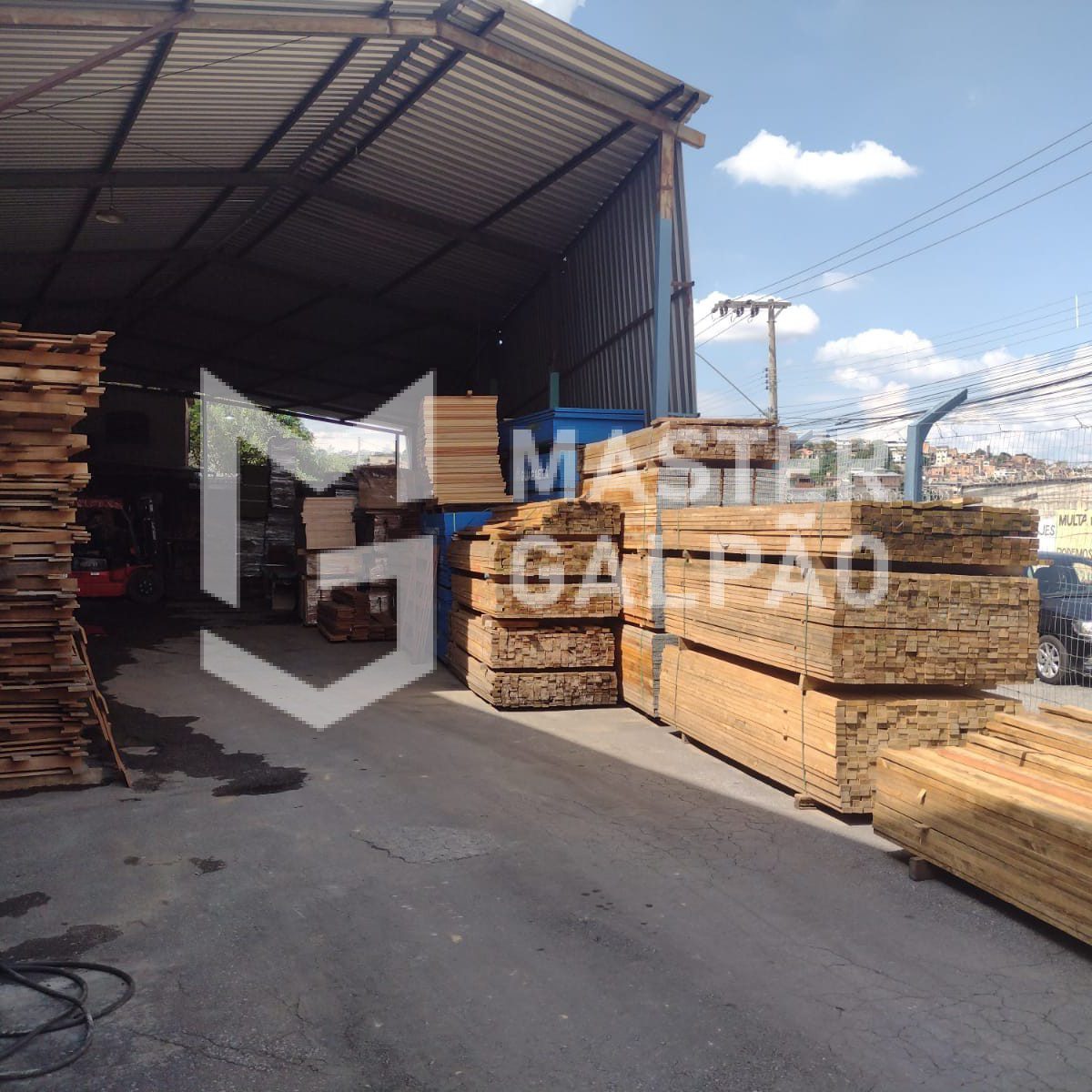 Galpão de 1.340m² com Lojas para Alugar