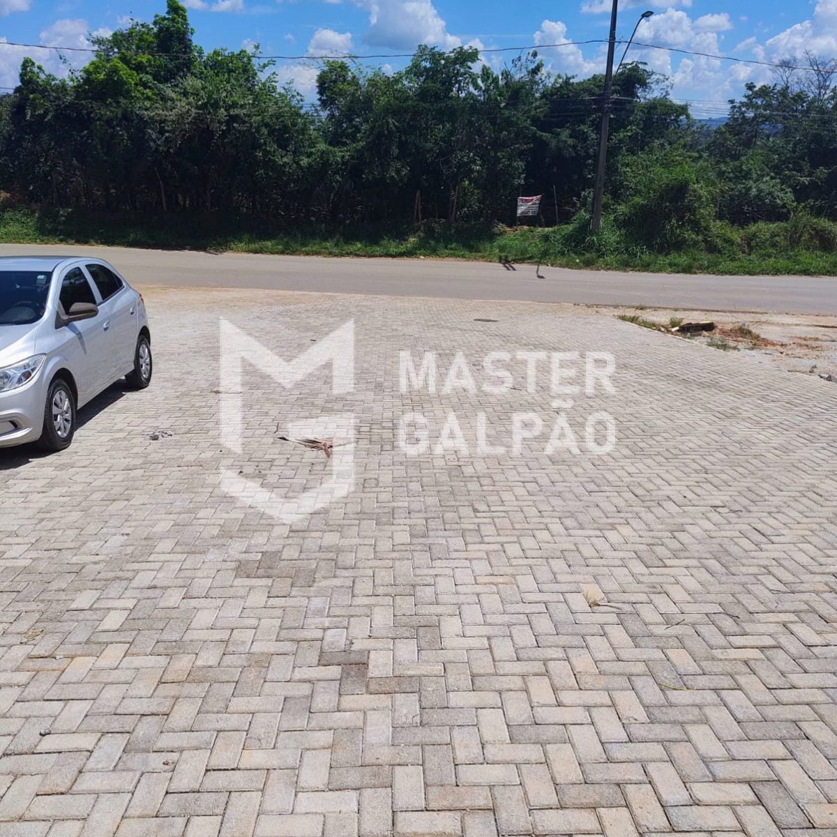 Galpão de 300m² + Pátio para Aluguel