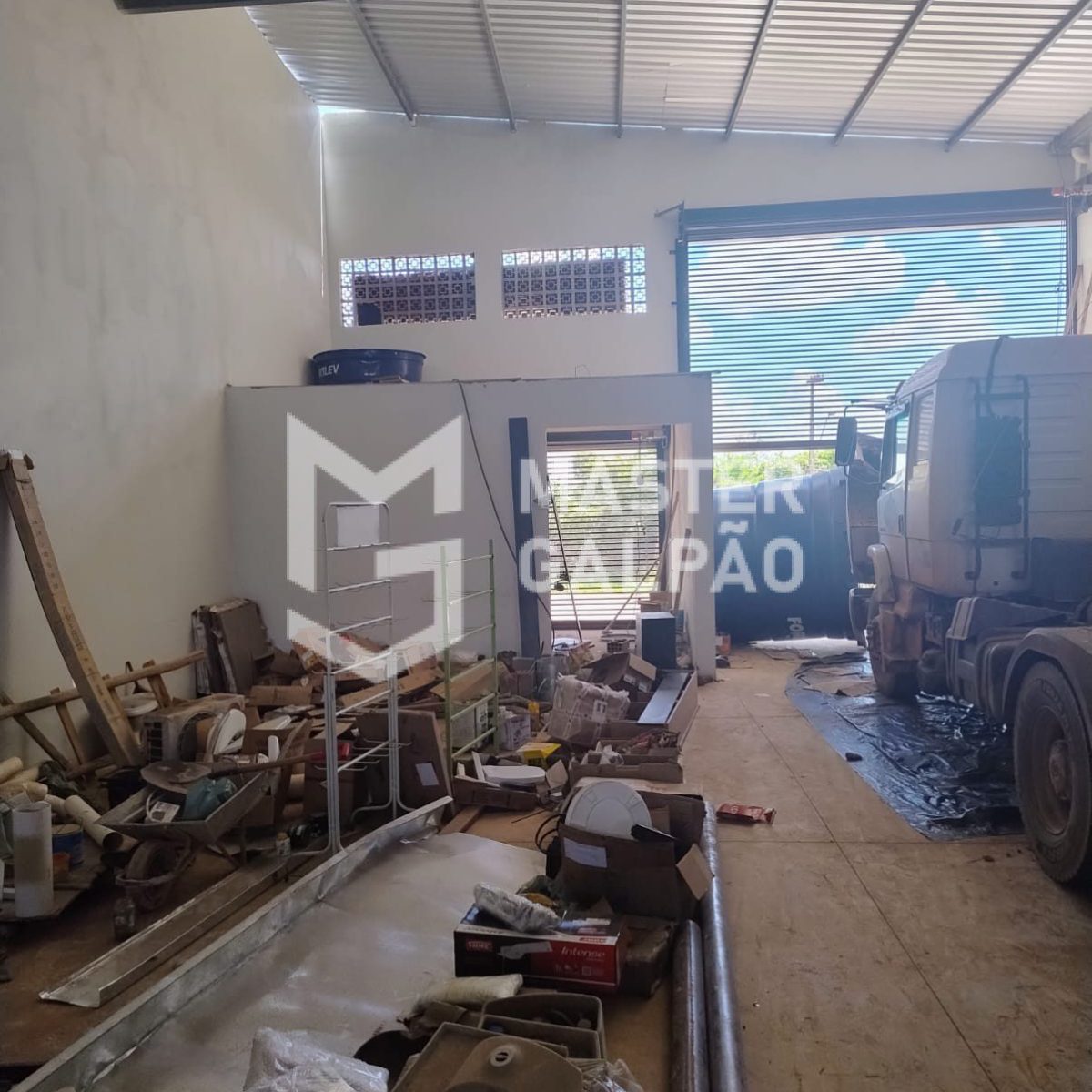 Galpão de 300m² + Pátio para Aluguel