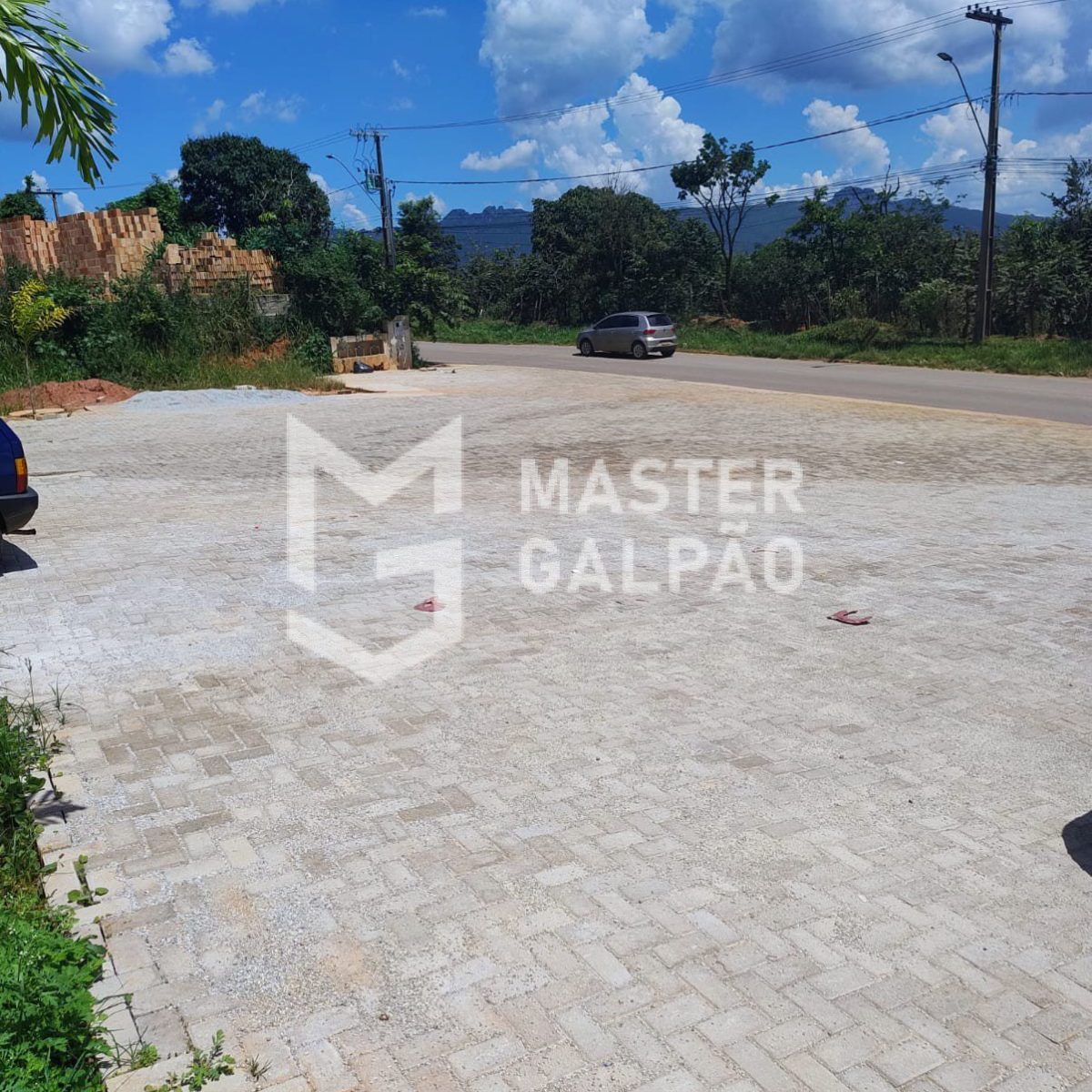 Galpão de 300m² + Pátio para Aluguel