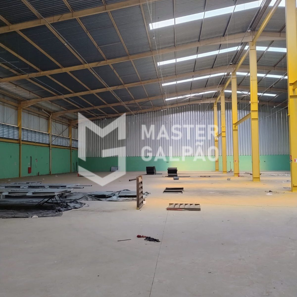 Galpão Logístico – 4.560m² com 15 docas