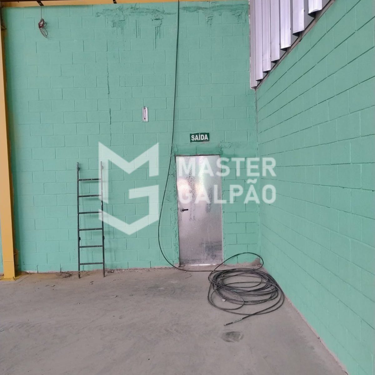 Galpão Logístico – 4.560m² com 15 docas