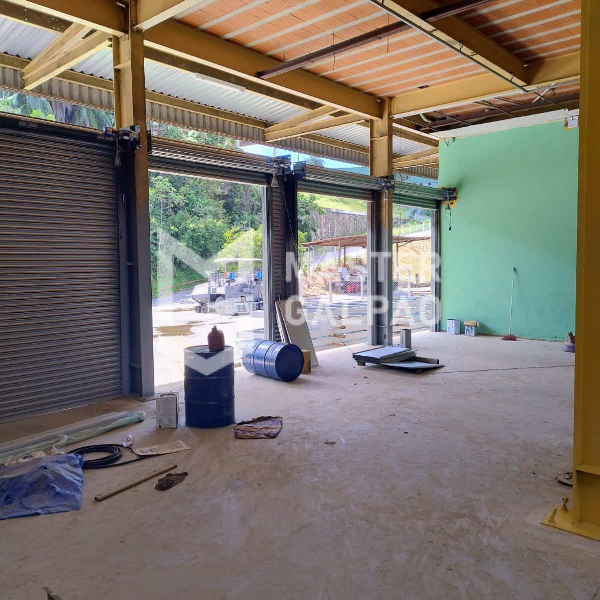 Galpão Logístico – 4.560m² com 15 docas