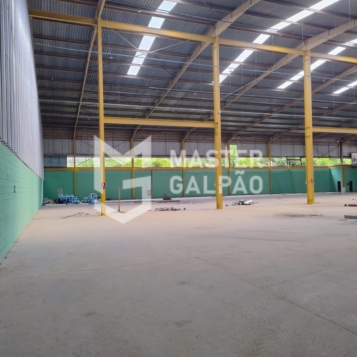 Galpão Logístico – 4.560m² com 15 docas
