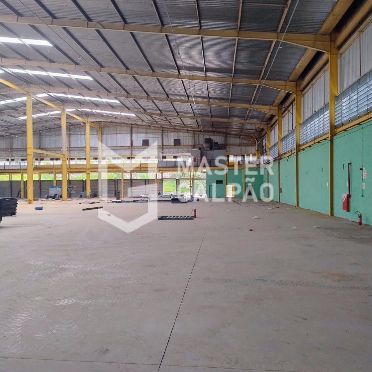 Galpão Logístico – 4.560m² com 15 docas
