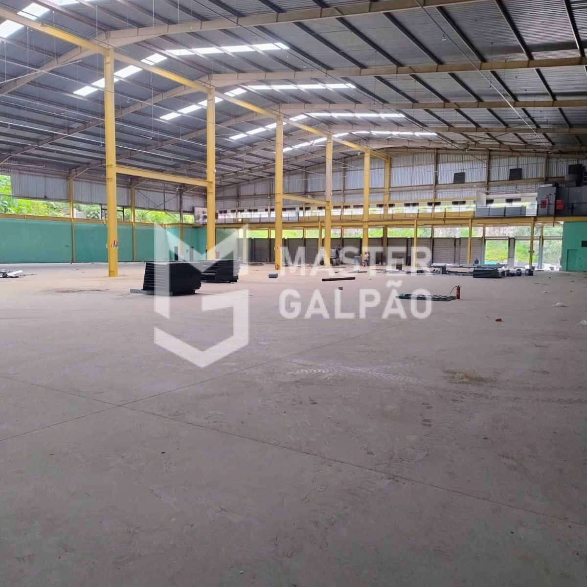 Galpão Logístico – 4.560m² com 15 docas