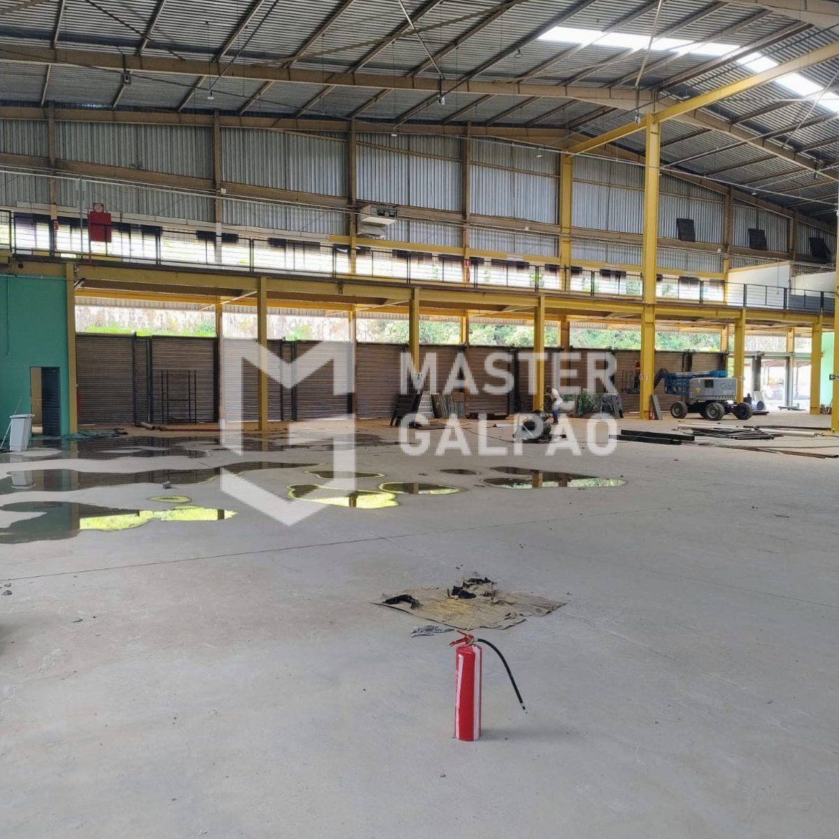 Galpão Logístico – 4.560m² com 15 docas