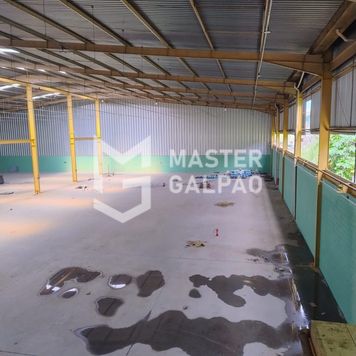 Galpão Logístico – 4.560m² com 15 docas
