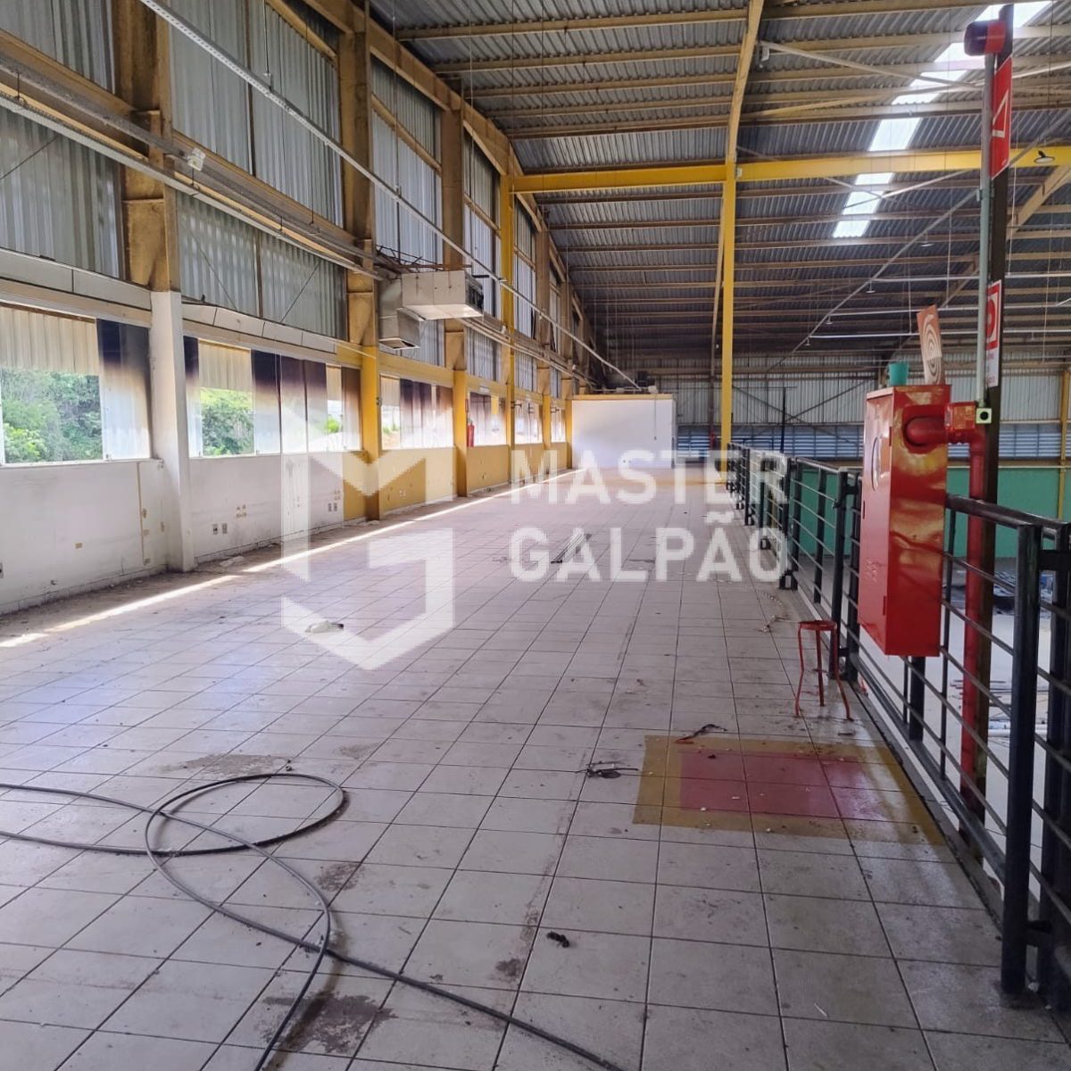 Galpão Logístico – 4.560m² com 15 docas