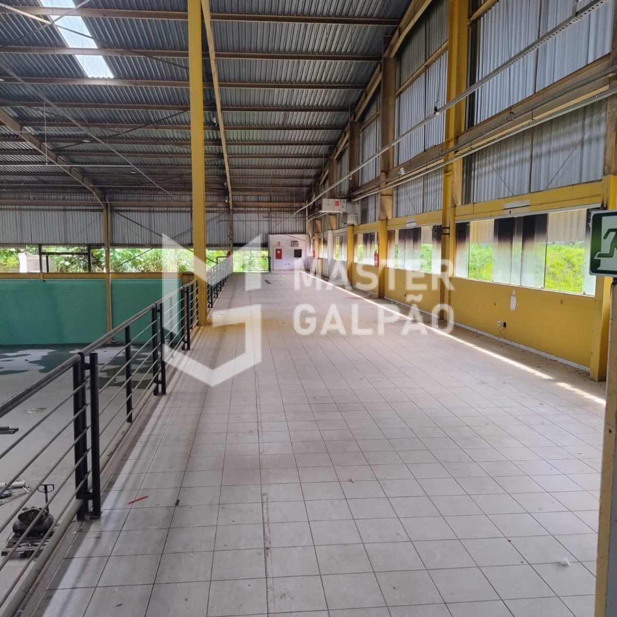Galpão Logístico – 4.560m² com 15 docas