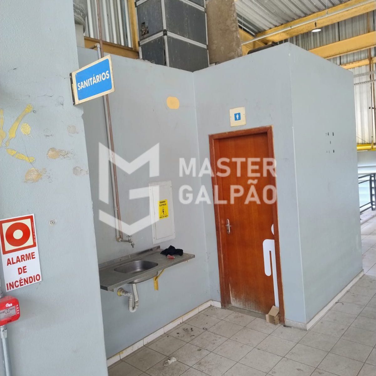 Galpão Logístico – 4.560m² com 15 docas