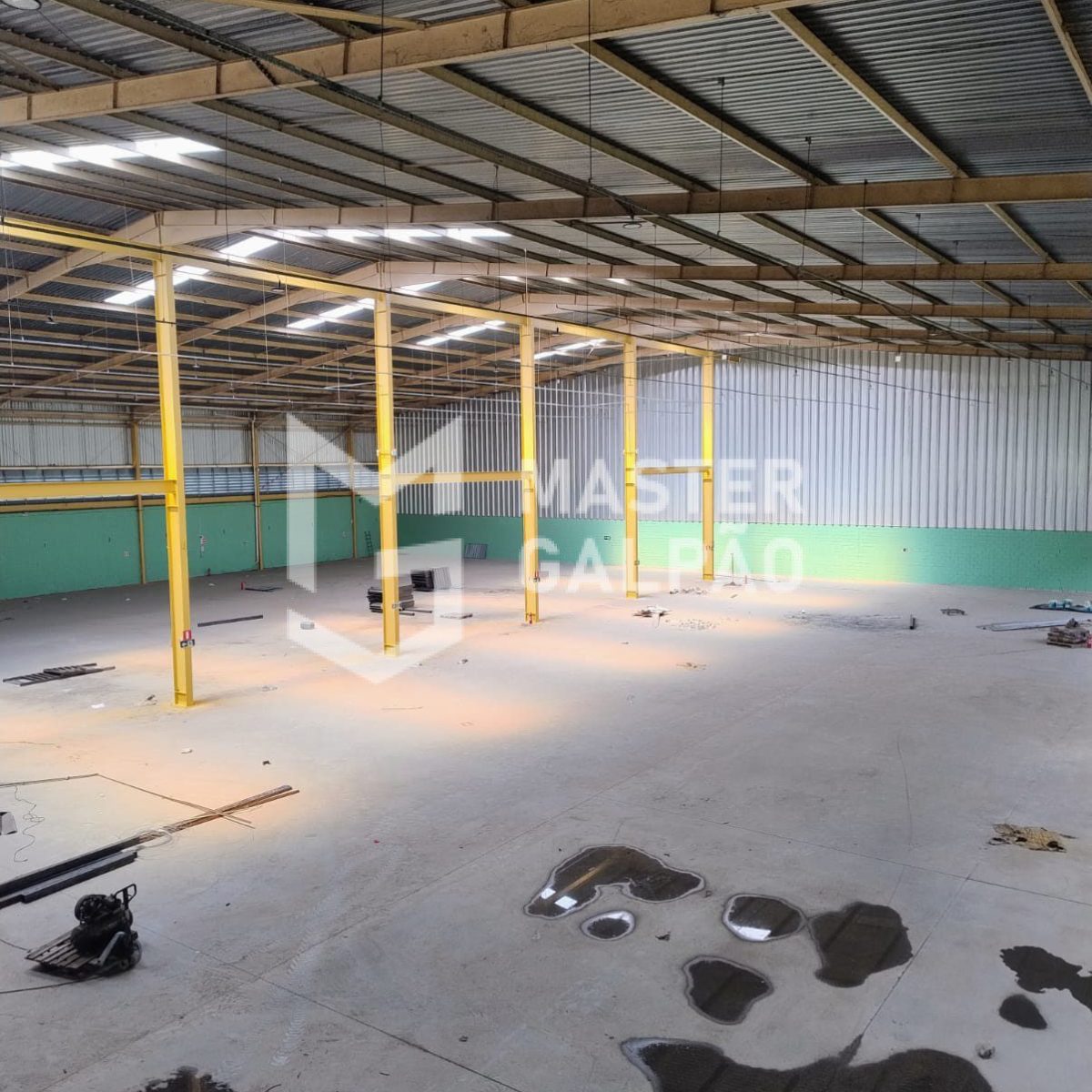 Galpão Logístico – 4.560m² com 15 docas