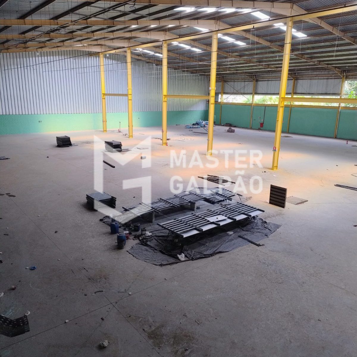Galpão Logístico – 4.560m² com 15 docas