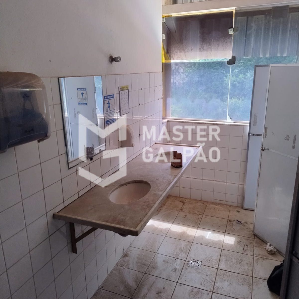 Galpão Logístico – 4.560m² com 15 docas