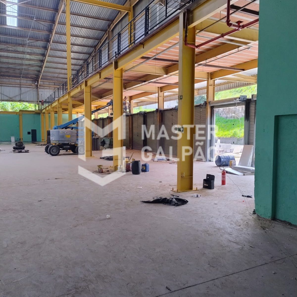 Galpão Logístico – 4.560m² com 15 docas