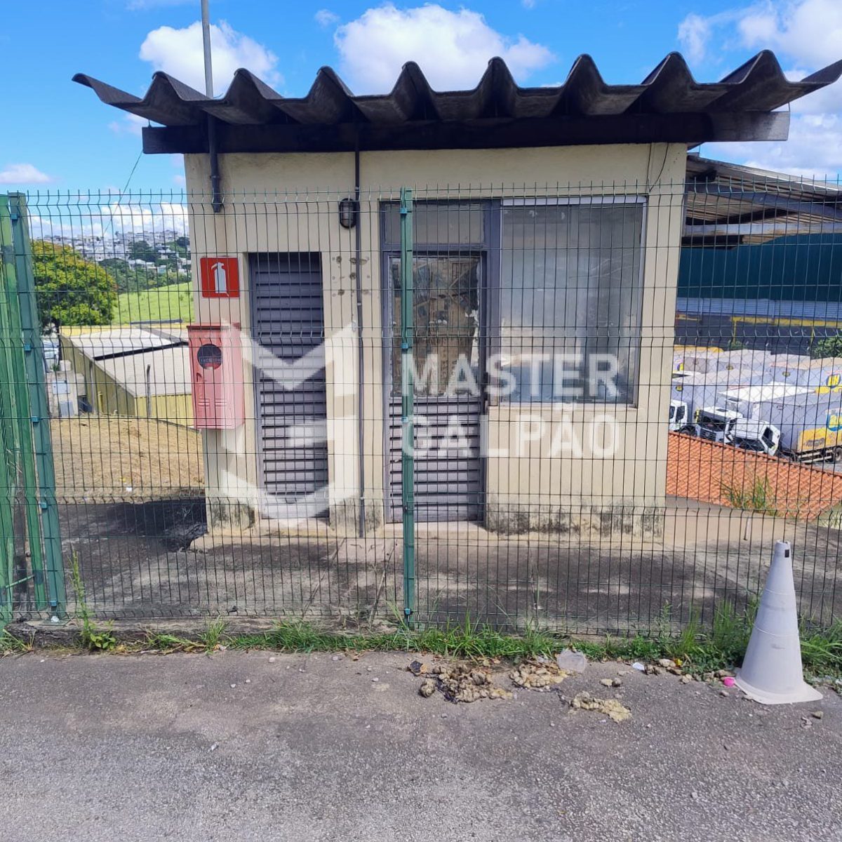Galpão Logístico – 4.560m² com 15 docas