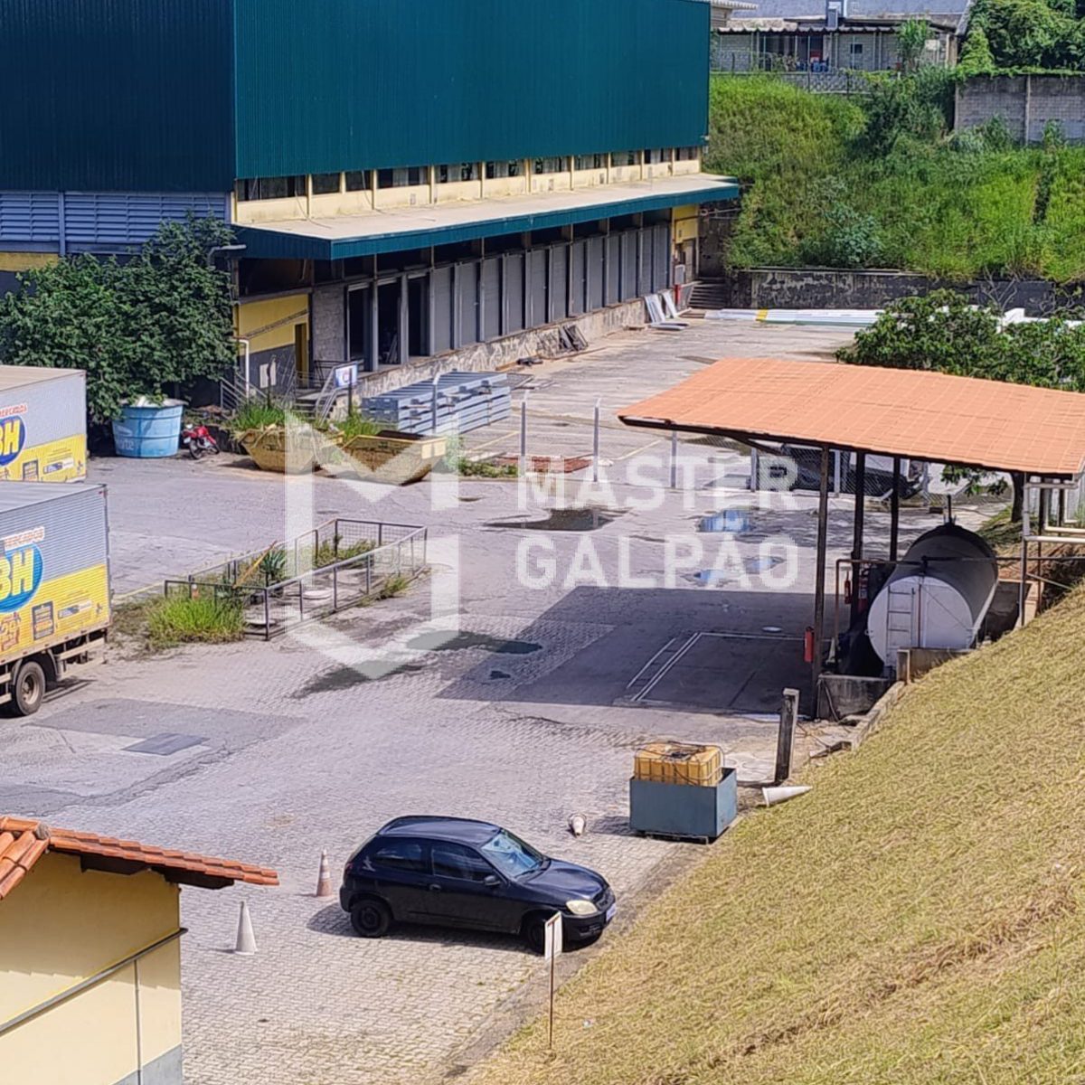 Galpão Logístico – 4.560m² com 15 docas