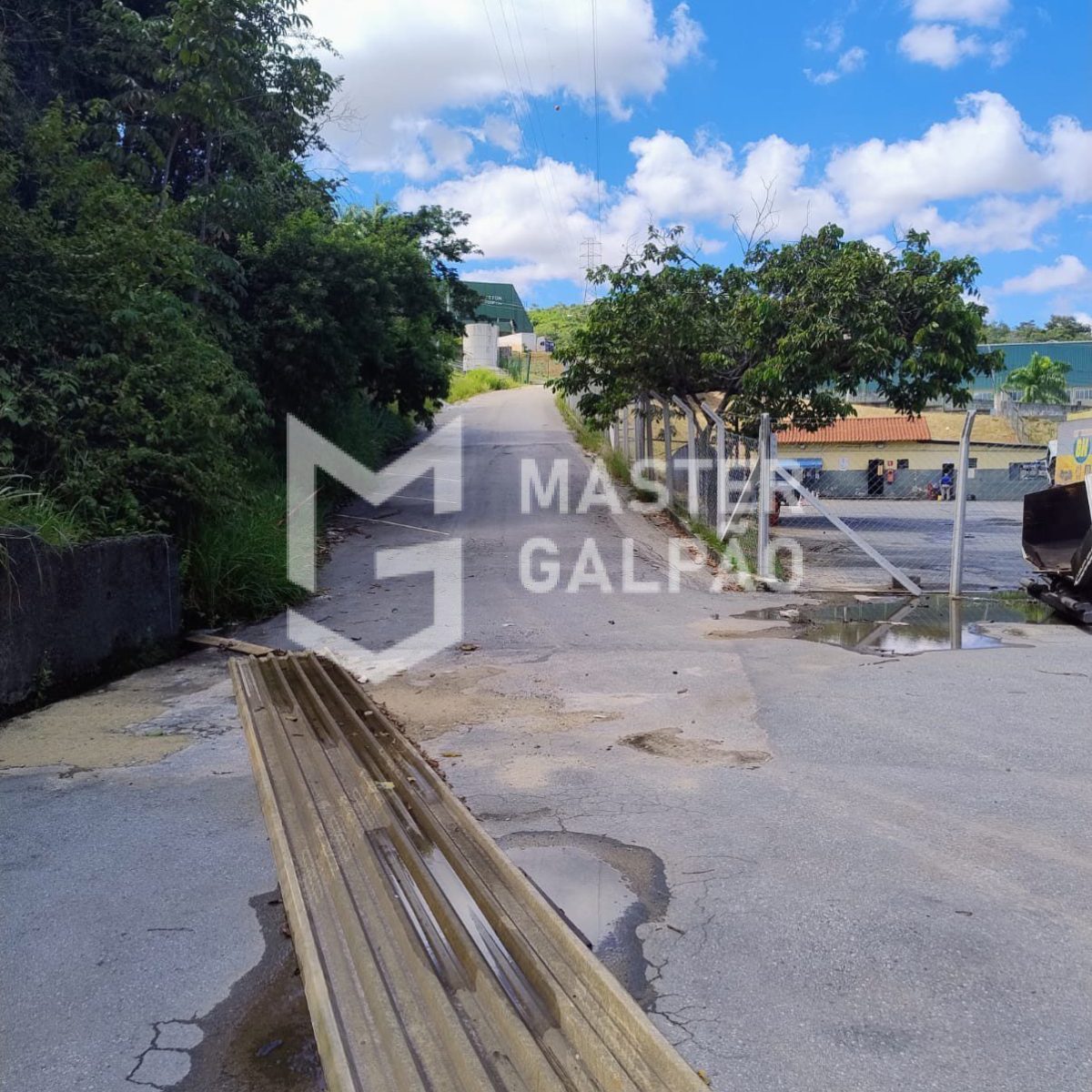 Galpão Logístico – 4.560m² com 15 docas