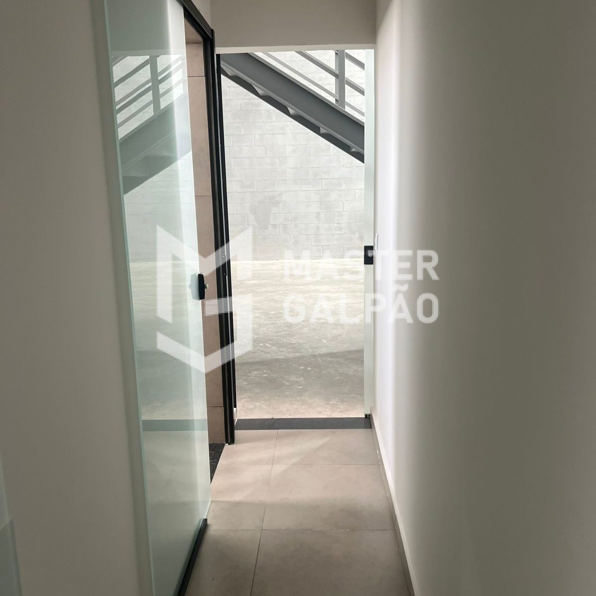 Galpão Logístico – 1.534m² com 2 docas