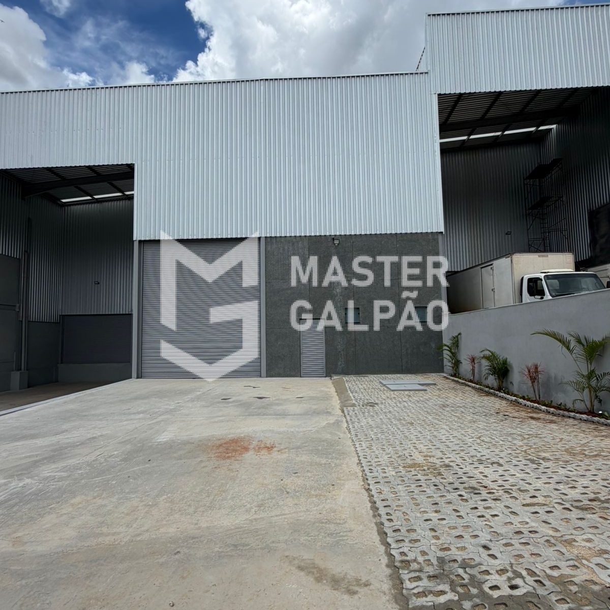 Galpão Logístico – 1.534m² com 2 docas