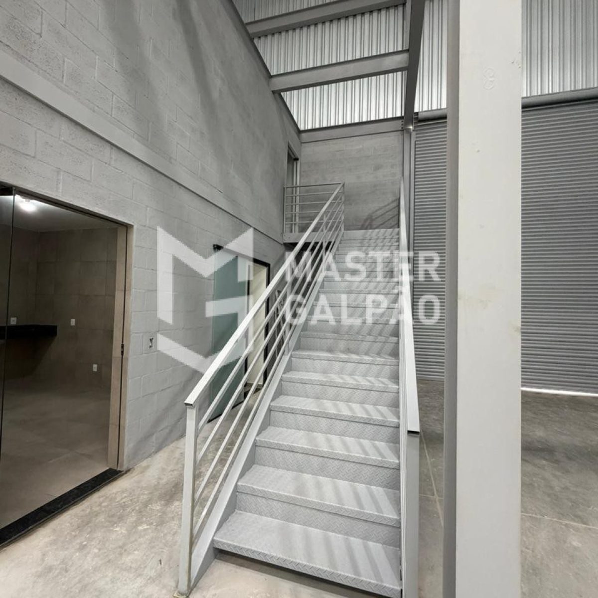Galpão Logístico – 1.534m² com 2 docas