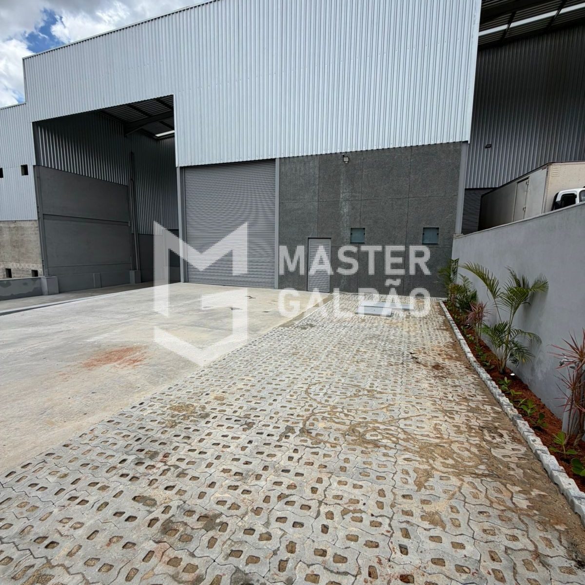 Galpão Logístico – 1.534m² com 2 docas