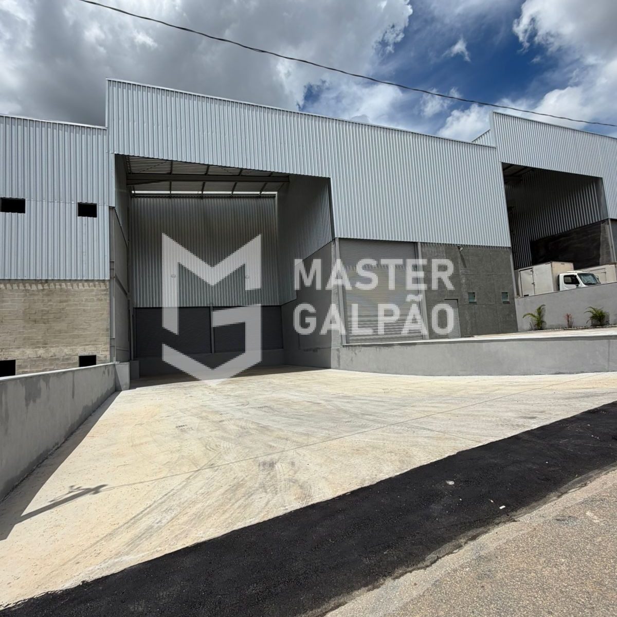 Galpão Logístico – 1.534m² com 2 docas