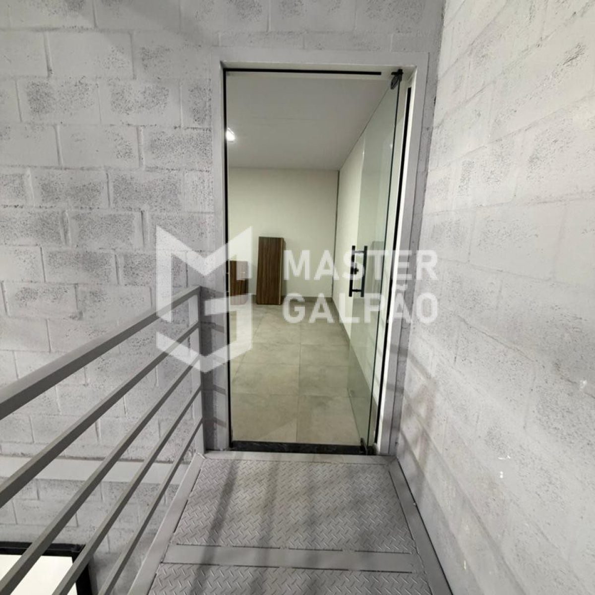 Galpão Logístico – 1.534m² com 2 docas
