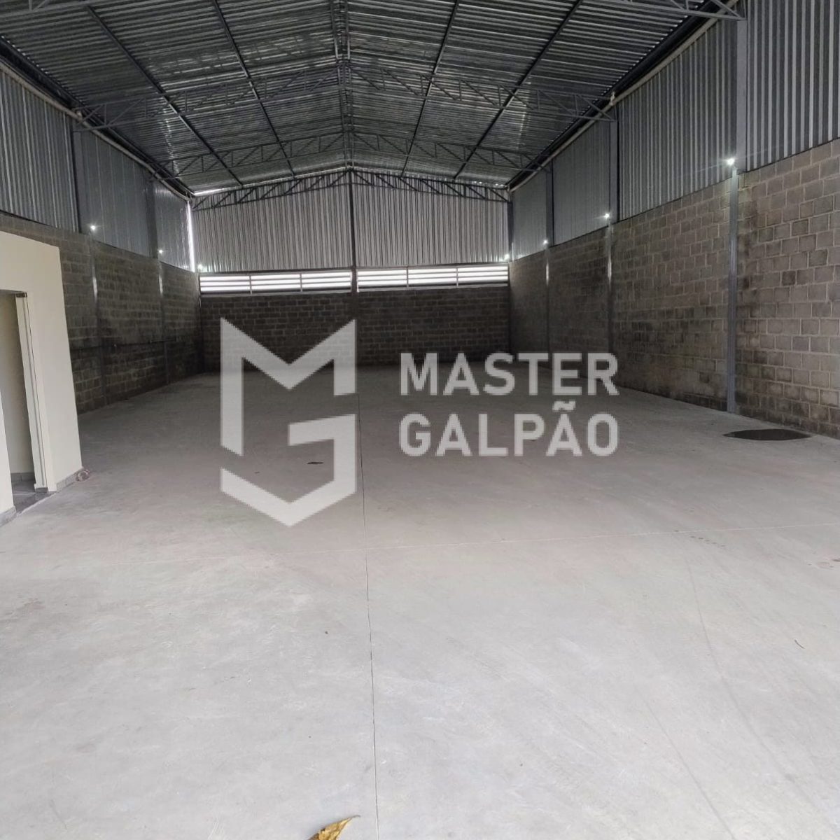Galpão 360m² com acesso para carretas | São Joaquim de Bicas