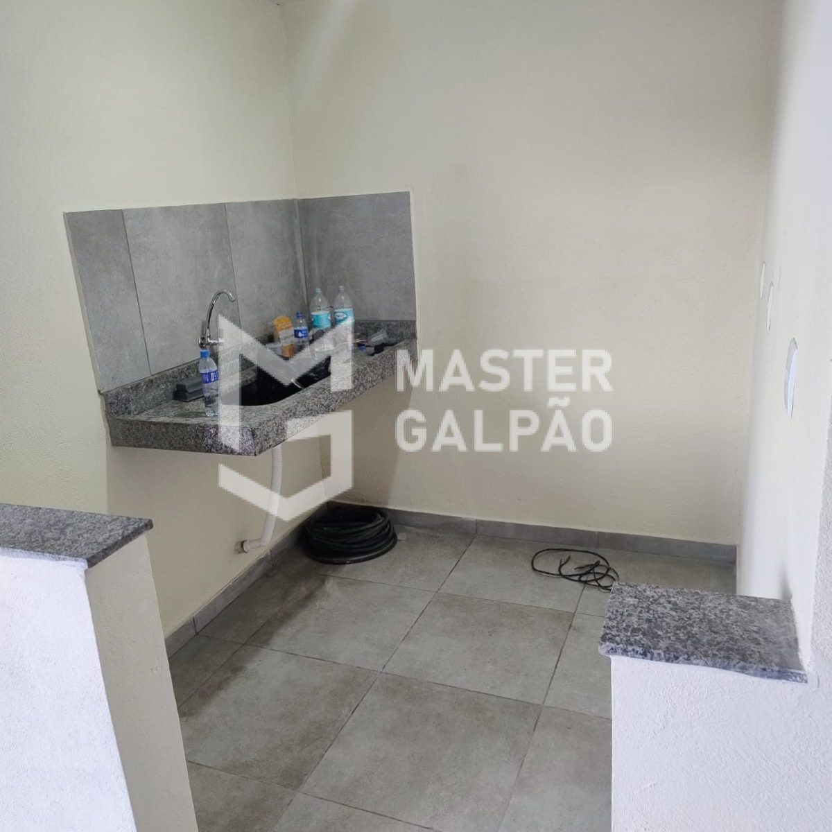 Galpão 360m² com acesso para carretas | São Joaquim de Bicas