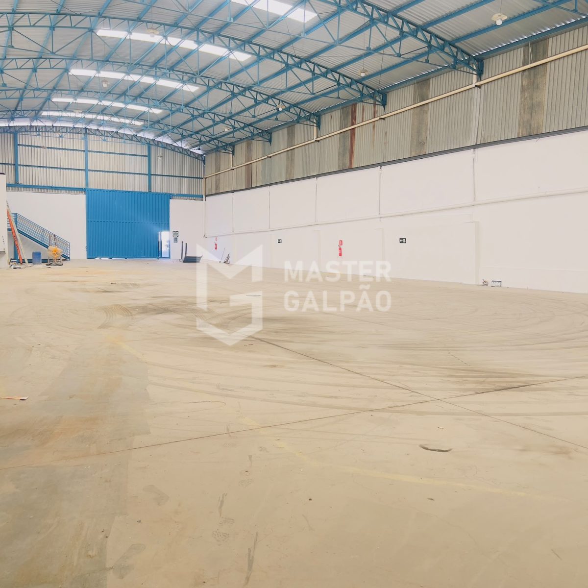 Galpão com AVCB J2 e trifásico