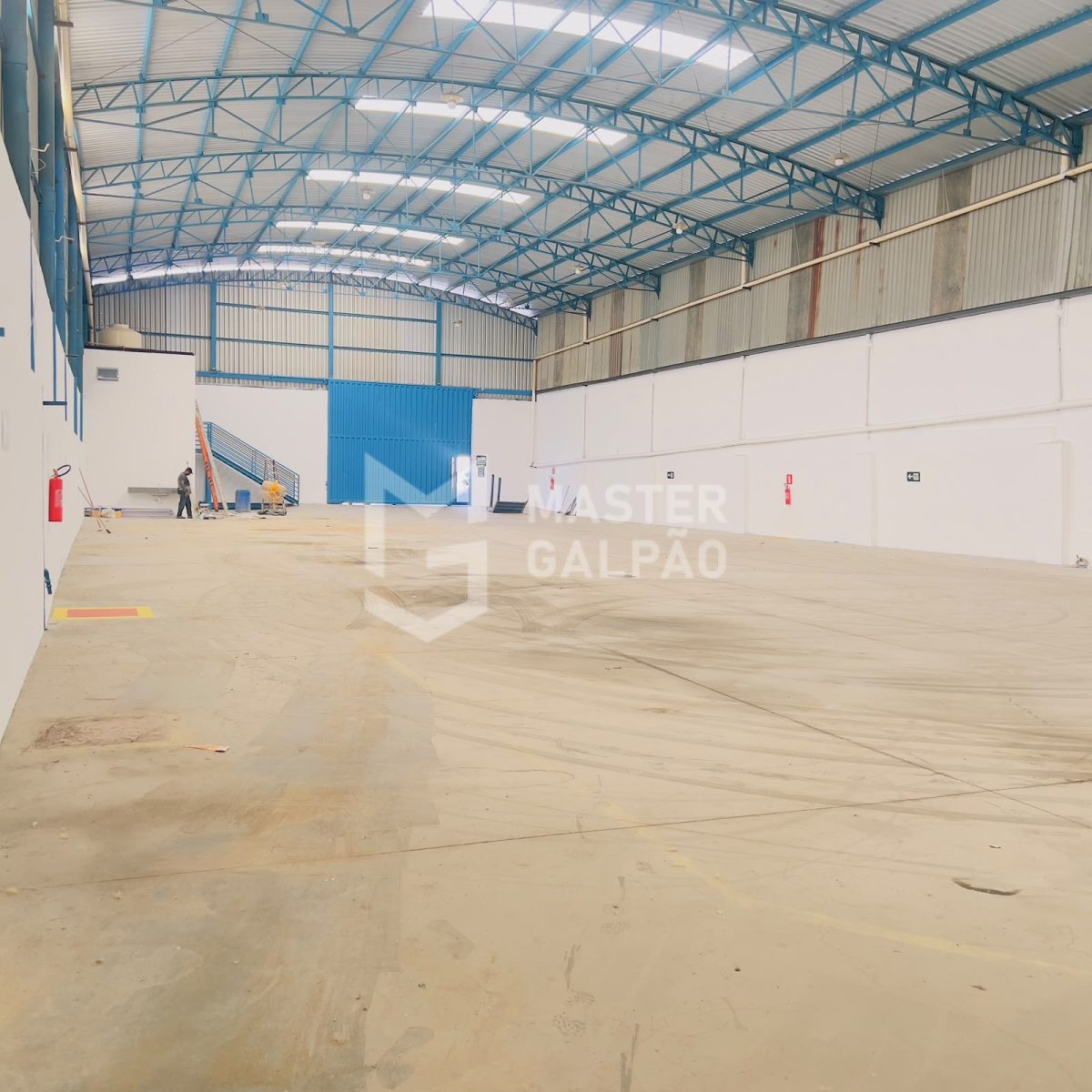 Galpão com AVCB J2 e trifásico